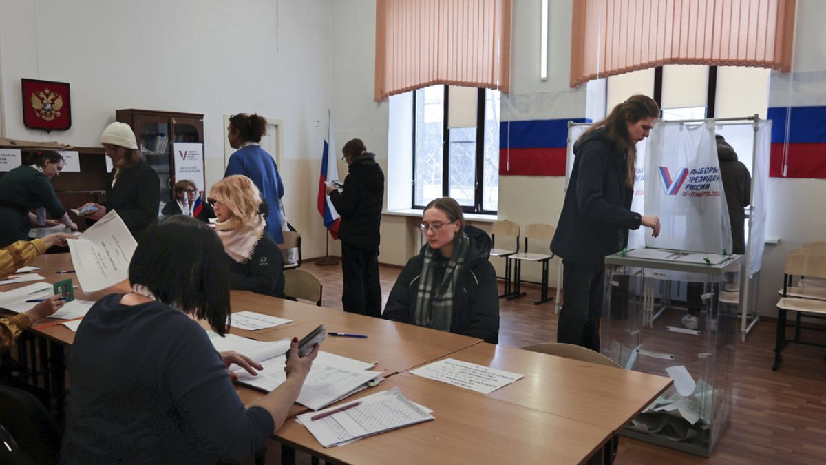 Rusya'da seçimler: Muhalifler "Putin'e karşı öğlen protestosu" için sandık başında buluştu