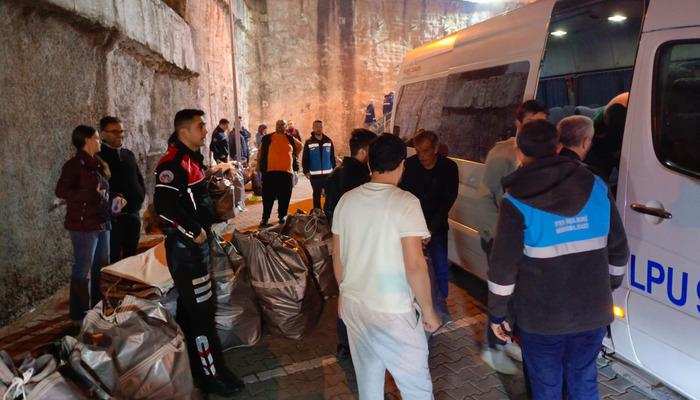 Türkiye bugün sandık başında: Oy pusulaları İstanbul'daki okullara götürüldü