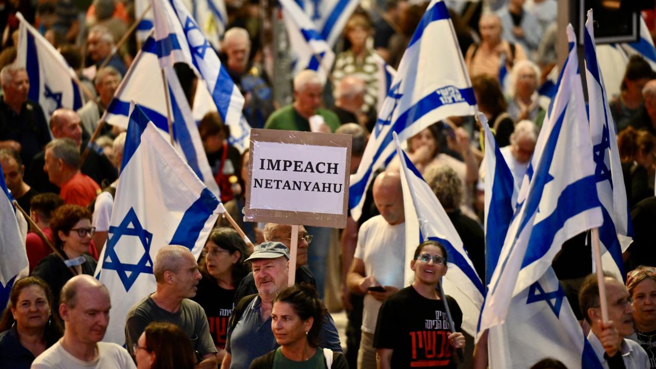 İsrailliler Netanyahu'nun istifasını istemek için yeniden sokaklara döküldü