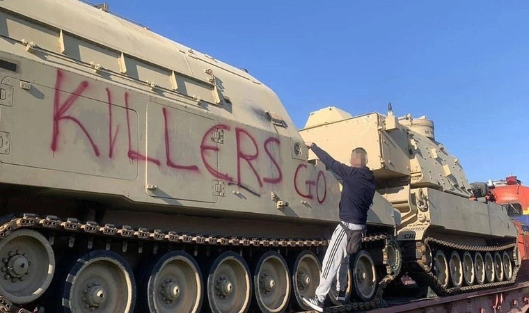 Komünist Parti Amerikan tanklarını taşıyan treni engelledi